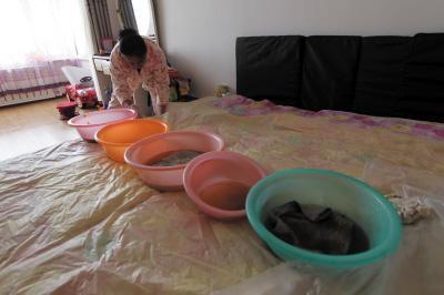 祁门楼上漏水，住户失联，小区没物管，业主维权难！律师来支招……